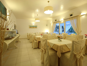 Mykonos gay holiday accommodation Hotel Aeolos breakfast room