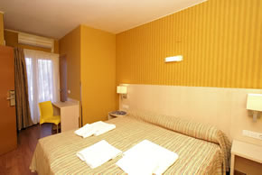 Sitges gay holiday accommodation Hotel Parrots Sitges